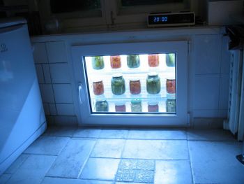 Холодильник под окном на кухне идеи интерьера (42 фото)